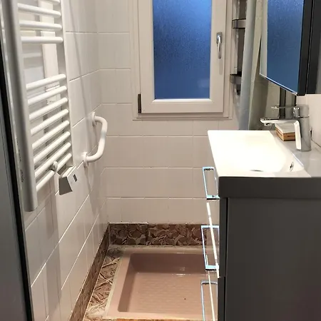 6 Pers Avec Chemins De Randonnee Et Station Thermale A Proximite - Fr-1-589-631 * Montmotier