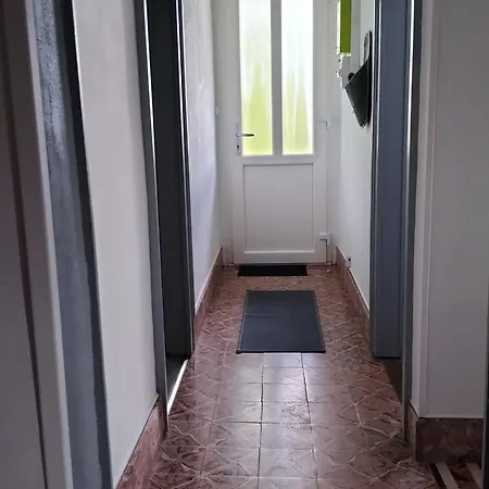 6 Pers Avec Chemins De Randonnée Et Station Thermale à Proximité - Fr-1-589-631 *