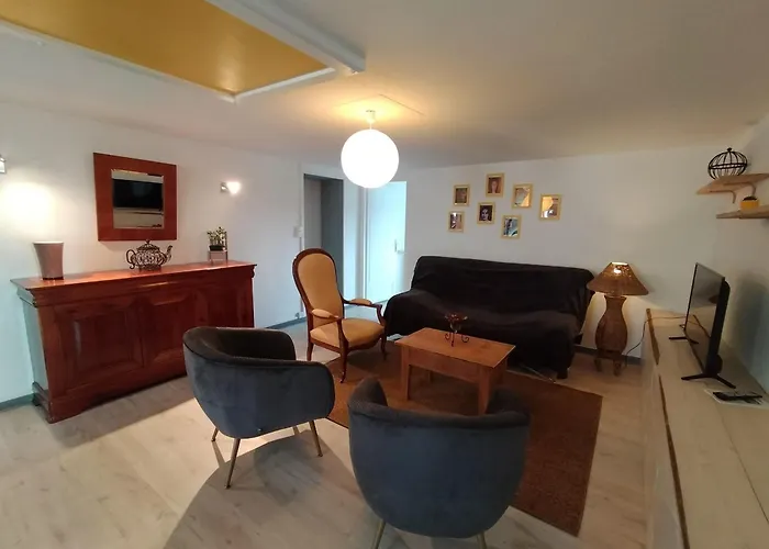 Holiday home 6 Pers Avec Chemins De Randonnee Et Station Thermale A Proximite - Fr-1-589-631 Montmotier