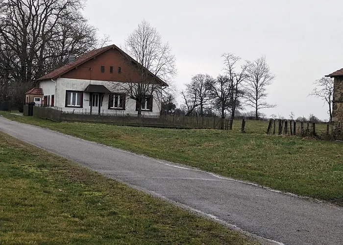 6 Pers Avec Chemins De Randonnee Et Station Thermale A Proximite - Fr-1-589-631