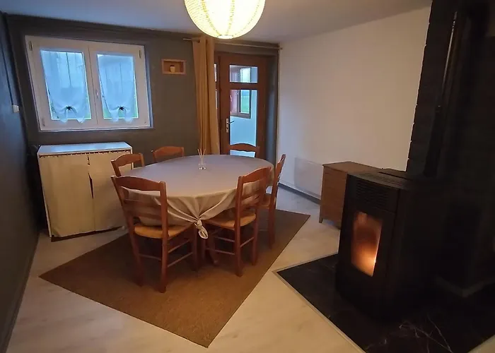 6 Pers Avec Chemins De Randonnee Et Station Thermale A Proximite - Fr-1-589-631 Holiday home Montmotier