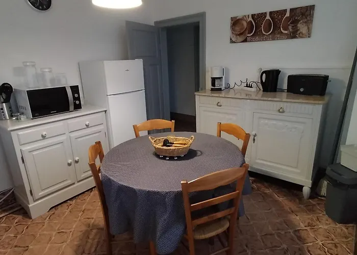 6 Pers Avec Chemins De Randonnee Et Station Thermale A Proximite - Fr-1-589-631 Holiday home Montmotier