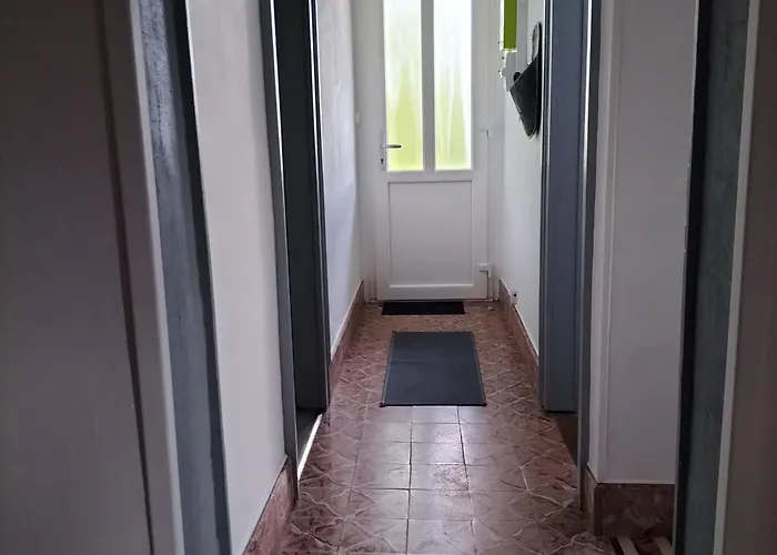 6 Pers Avec Chemins De Randonnee Et Station Thermale A Proximite - Fr-1-589-631 *