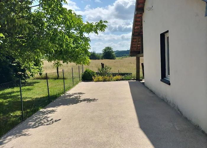 6 Pers Avec Chemins De Randonnee Et Station Thermale A Proximite - Fr-1-589-631 Holiday home *