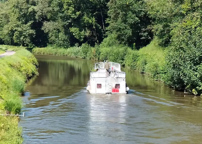 6 Pers Avec Chemins De Randonnee Et Station Thermale A Proximite - Fr-1-589-631 Holiday home Montmotier